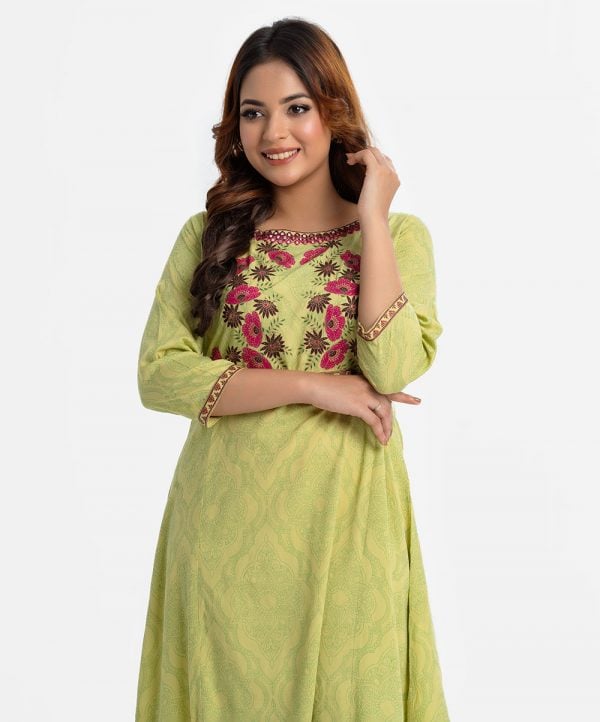 Women's A-line printed kameez in viscose fabric. Boat neck, three-quarter sleeves. Patchwork and embroidery at the collar, sleeves and front hemline.