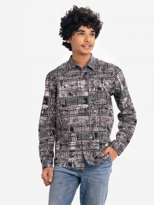 Teen boys printed long-sleeve shirt in cotton fabric. Classic collar, Button fastening and a front pocket.