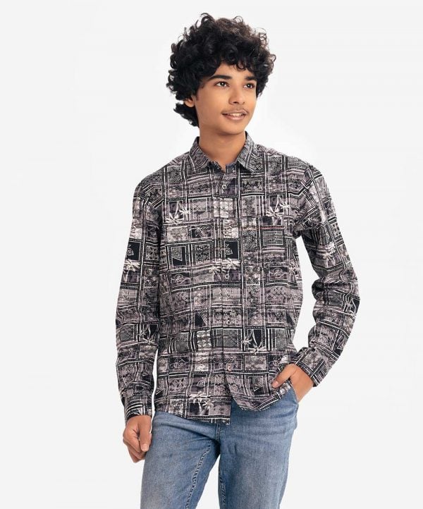 Teen boys printed long-sleeve shirt in cotton fabric. Classic collar, Button fastening and a front pocket.