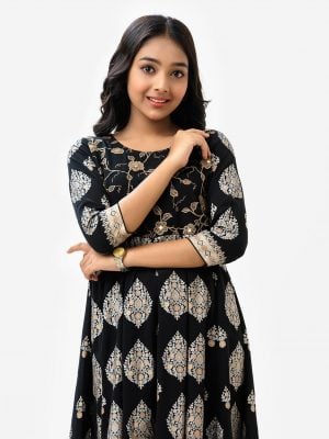 Teen girls A-line patterned tunic in printed georgette fabric. Round neck, three-quarter sleeved. Embroidery at the front.