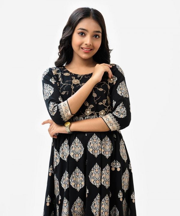 Teen girls A-line patterned tunic in printed georgette fabric. Round neck, three-quarter sleeved. Embroidery at the front.