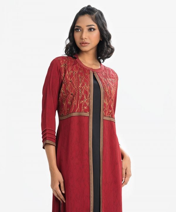 Printed three-quarter sleeved tunic with shrug in zoom and georgette fabric. Mandarin collar. A button fastening at the front with karchupi shrug and zooms fabric tunic.