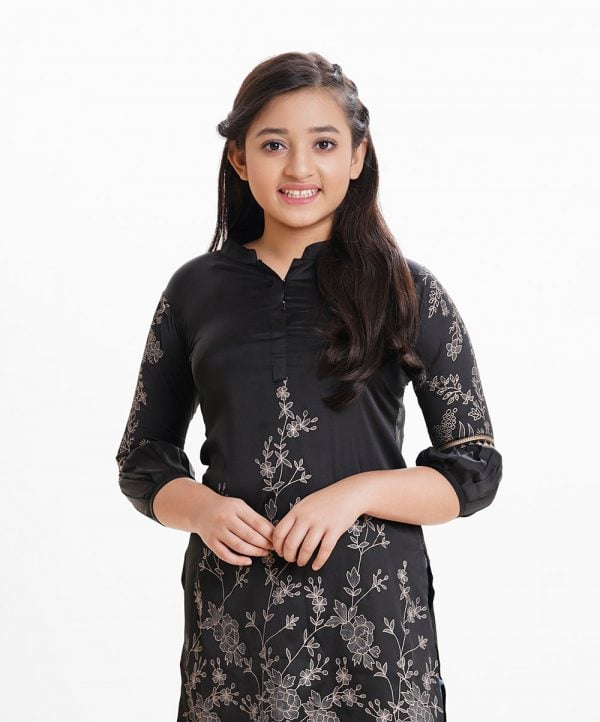 Teen girl floral printed straight tunic in crepe fabric. Bishop sleeved and band neck with placket.