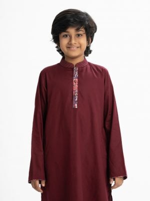 Kid boys panjabi in cotton fabric. Mandarin collar and inseam pockets. Patch at placket and line stitching at collar.