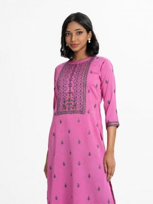 Printed straight kameez in crepe fabric. Round neck, three-quarter sleeved. Karchupi at the front.