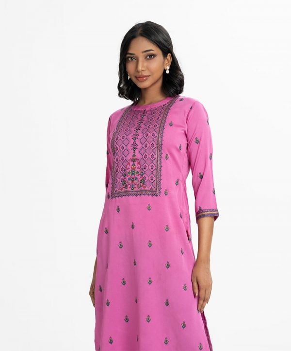 Printed straight kameez in crepe fabric. Round neck, three-quarter sleeved. Karchupi at the front.