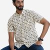 Men's printed comfort shirt in slab cotton fabric. Classic collar, short sleeves, and a chest pocket.