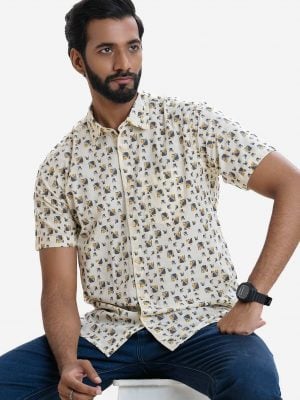 Men's printed comfort shirt in slab cotton fabric. Classic collar, short sleeves, and a chest pocket.