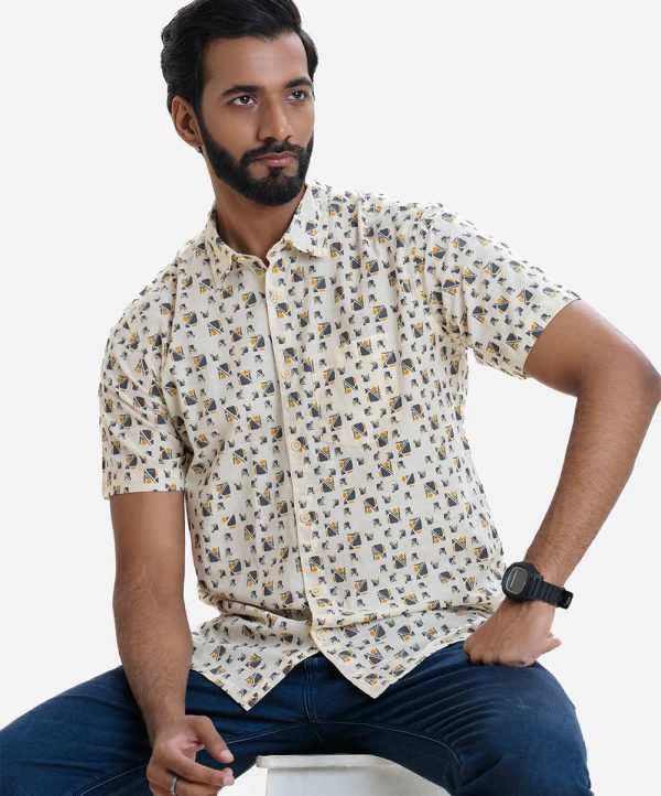 Men's printed comfort shirt in slab cotton fabric. Classic collar, short sleeves, and a chest pocket.