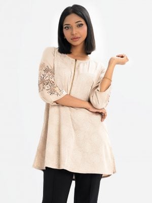 Printed A-line tunic in crepe fabric. Round neck with front opening zipper and three-quarter sleeved.