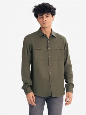 Men's long-sleeve casual shirt in twill viscose fabric. Classic collar, short sleeves. Button fastening and two pockets at the front.Men's long-sleeve casual shirt in twill viscose fabric. Classic collar, short sleeves. Button fastening and two pockets at the front.