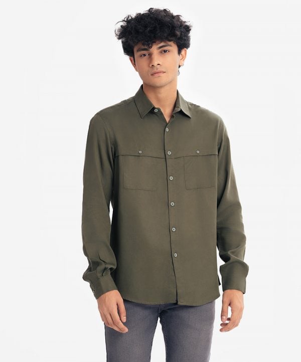 Men's long-sleeve casual shirt in twill viscose fabric. Classic collar, short sleeves. Button fastening and two pockets at the front.Men's long-sleeve casual shirt in twill viscose fabric. Classic collar, short sleeves. Button fastening and two pockets at the front.