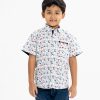 Kids boys short-sleeved casual shirt in printed cotton fabric. Classic collar and a chest pocket.