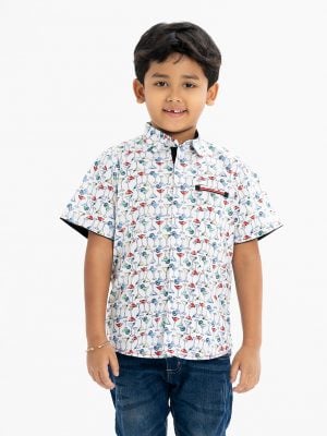 Kids boys short-sleeved casual shirt in printed cotton fabric. Classic collar and a chest pocket.