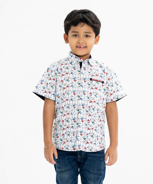 Kids boys short-sleeved casual shirt in printed cotton fabric. Classic collar and a chest pocket.