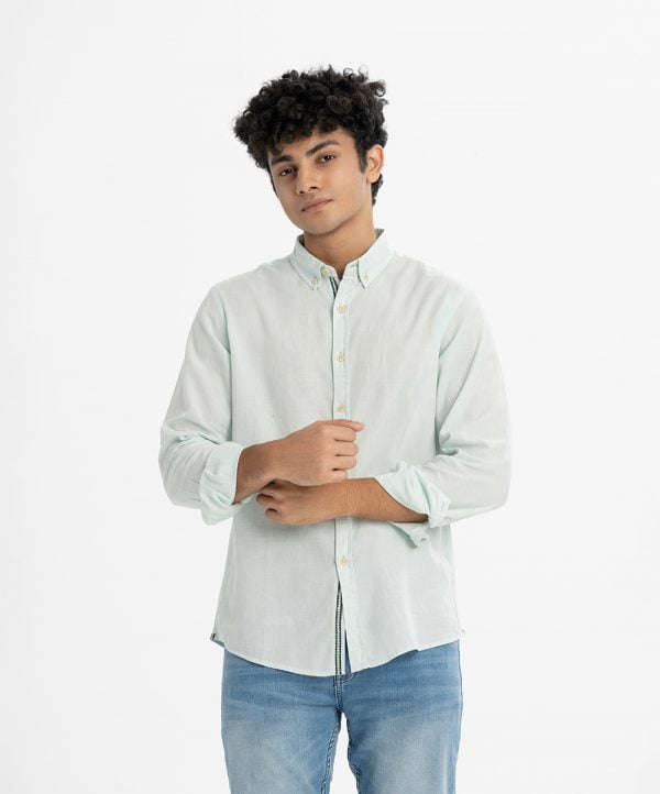 Men's casual long sleeve casual shirt in cotton fabric. Classic collar, button fastening at the front and adjustable metal buttons at cuffs.