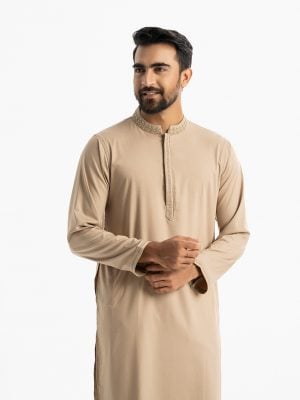 Men's slim fitted solid color panjabi in blended cotton fabric. Embroidery at mandarin collar, hidden buttons placket and full sleeves hem.