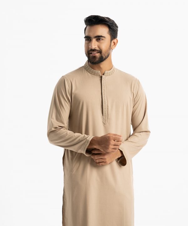 Men's slim fitted solid color panjabi in blended cotton fabric. Embroidery at mandarin collar, hidden buttons placket and full sleeves hem.