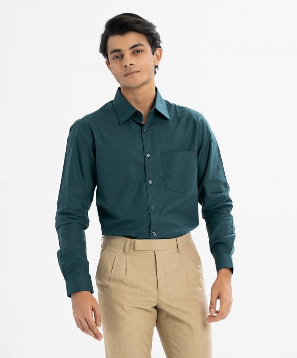 Men's long-sleeved formal shirt in cotton fabric. Classic collar. A chest pocket with adjustable buttons at the cuffs.