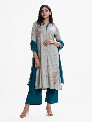 Women's printed salwar kameez in viscose fabric. Mock neck, full sleeve. Embroidery at the front. chiffon dupatta with viscose palazzo pants.