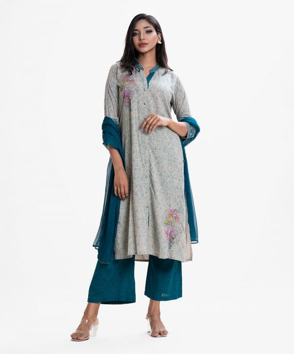 Women's printed salwar kameez in viscose fabric. Mock neck, full sleeve. Embroidery at the front. chiffon dupatta with viscose palazzo pants.