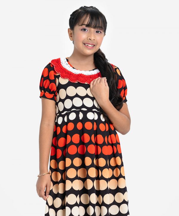 Kids girl frock in printed georgette fabric. Round neck with lace work, puff-sleeved. gathered at the front and belt.