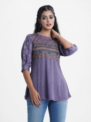 Printed A-line top in zoom fabric. Round neck with frill trim. three-quarter sleeved. Karchupi at the front.