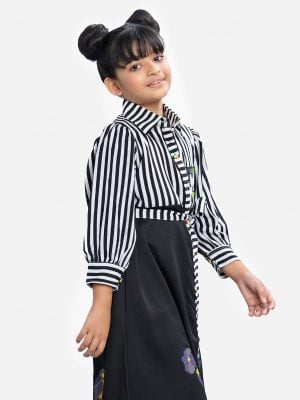 Kid girls shirt-style frock in stripe-printed georgette fabric with half-body viscose inner. Bishop sleeves, classic collar. Bird embroidery at the front with a waist belt.