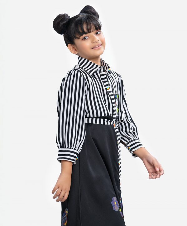 Kid girls shirt-style frock in stripe-printed georgette fabric with half-body viscose inner. Bishop sleeves, classic collar. Bird embroidery at the front with a waist belt.