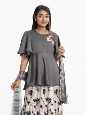 Teen girl's skrit top set in crepe and georgette fabric. Round neck, butterfly-sleeved peplum-style top. Embroidery and karchupi at the top front. Complemented with tiered skirt and tie-dye printed chiffon dupatta.