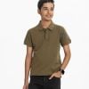 Teen boys short-sleeved polo shirt in cotton pique fabric. Rib collar.