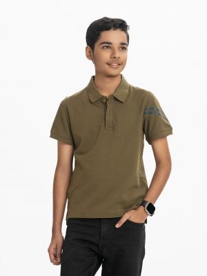 Teen boys short-sleeved polo shirt in cotton pique fabric. Rib collar.