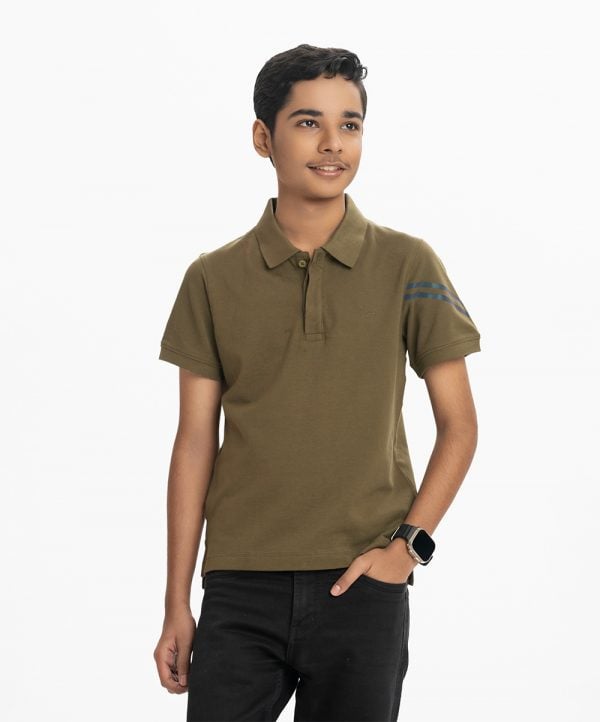 Teen boys short-sleeved polo shirt in cotton pique fabric. Rib collar.