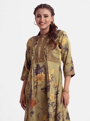 Floral A-line tunic in printed georgette fabric. Stand collar, three-quarter sleeved. Diamond pintuck and attached patch at the top front and hemline.