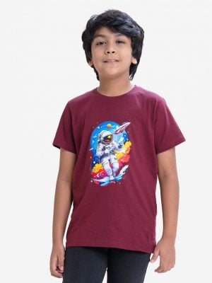 Kid boys t-shirt in cotton single jersey fabric. Crew neck, short sleeves. Space theme print on the chest.