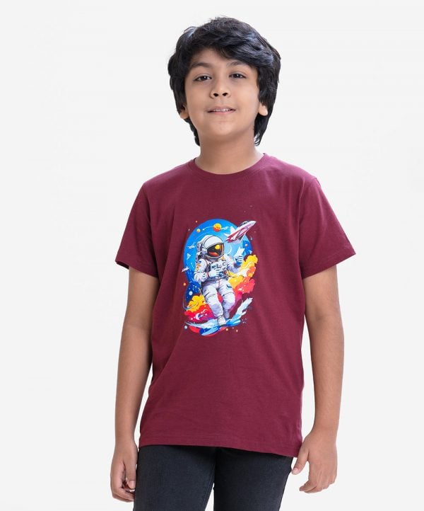 Kid boys t-shirt in cotton single jersey fabric. Crew neck, short sleeves. Space theme print on the chest.