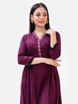 Women's straight tunic in printed viscose fabric. V-neck, three-quarter sleeves. Embroidery at front