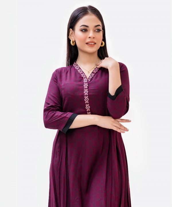 Women's straight tunic in printed viscose fabric. V-neck, three-quarter sleeves. Embroidery at front