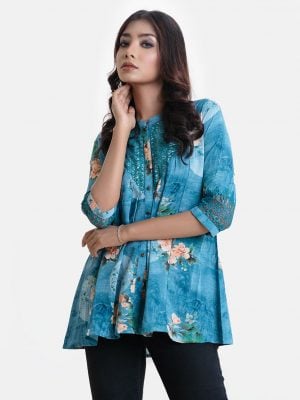 Ladies' shirt in printed georgette fabric. Stand collar, three-quarter sleeves. Metal buttons front opening with lace work at front.