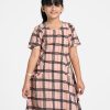 Kids girl A-line frock in georgette fabric. Round neck, short-sleeved. Two jetted pockets at the front and a belt.