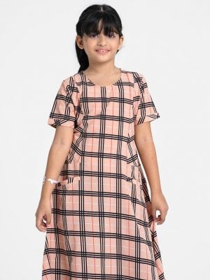 Kids girl A-line frock in georgette fabric. Round neck, short-sleeved. Two jetted pockets at the front and a belt.