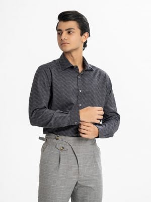 Men's slim fit business casual shirt in cotton blended fabric. Classic collar, long sleeves with adjustable cuffs and button fastening at the front.