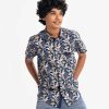 Teen boys printed short-sleeve shirt in cotton fabric. Classic collar, Button fastening and a front pocket.