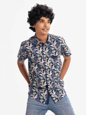 Teen boys printed short-sleeve shirt in cotton fabric. Classic collar, Button fastening and a front pocket.