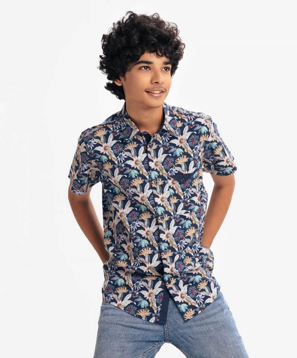 Teen boys printed short-sleeve shirt in cotton fabric. Classic collar, Button fastening and a front pocket.