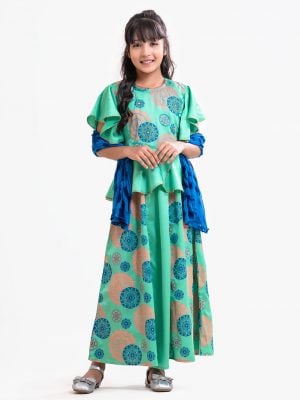 Kid girls printed ghagra choli set in crepe fabric. Butterfly sleeved top with karchupi at front. Tie-dye chiffon dupatta with ethnic printed skirt.