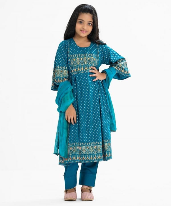 Kids girl salwar-kameez in viscose fabric. Round neck and bell-sleeved kameez and karchupi at the front. Viscose pant and georgette dupatta.