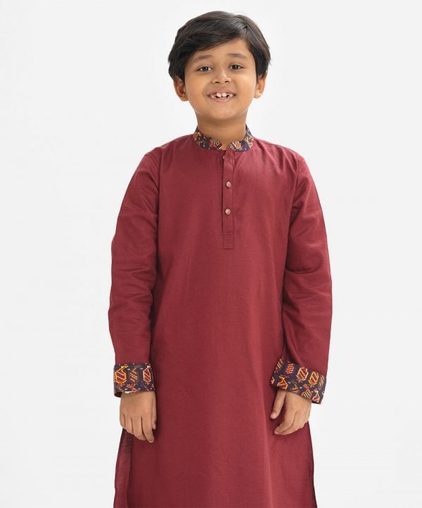 Kids boy panjabi in jacquard fabric. Mandarin collar, inseam pockets. Button fastening at the front.