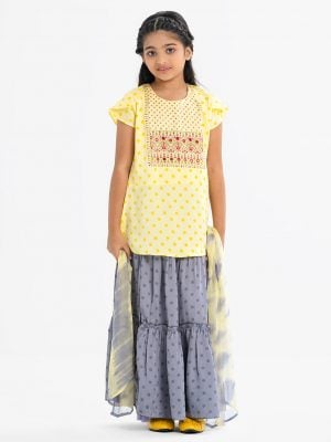 Kid girls printed ghagra choli set in Crepe fabric. Round neck, short-sleeved top with karchupi at front. Tie-dye chiffon dupatta with a printed skirt.