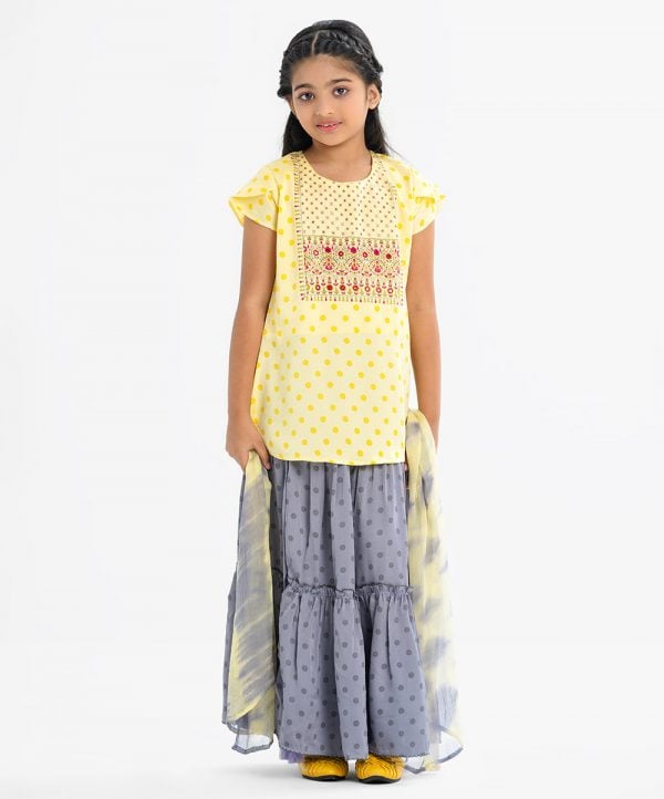 Kid girls printed ghagra choli set in Crepe fabric. Round neck, short-sleeved top with karchupi at front. Tie-dye chiffon dupatta with a printed skirt.